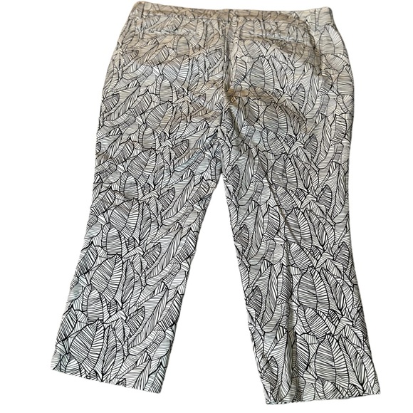 St.Tropez West Black and White Leaf Patterned Capri Pants - Picture 3 of 9